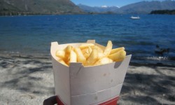 Cornet de frites devant le lac de Wanaka